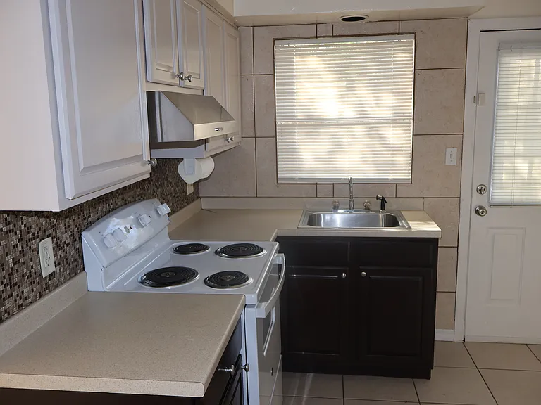 2411 W Lemon St #B — Photo 3