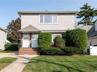 172 Meadowsweet Rd #A, Mineola, NY 11501