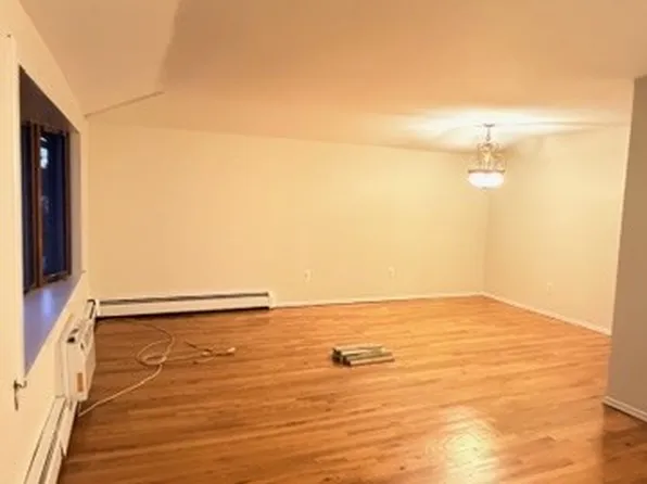 3193 Hatting Place image 4 of 10