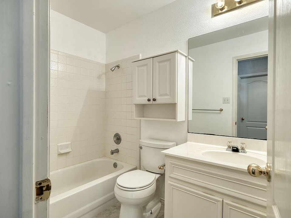 1st image of 2923 Winchester Dr