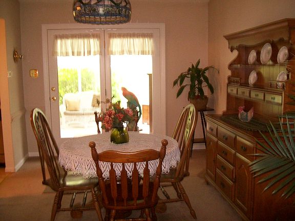Dinig Room-vaulted ceiling