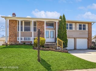 1295 Wood Trl, Elk Grove Village, IL 60007
