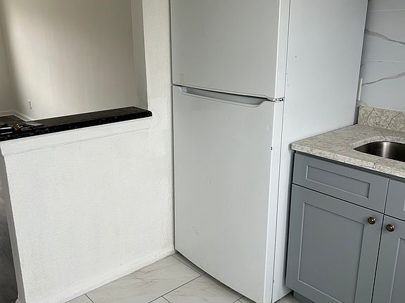 4th image of 431 W Broadway #2A