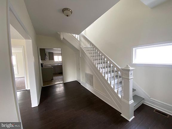5th image of 402 E King St