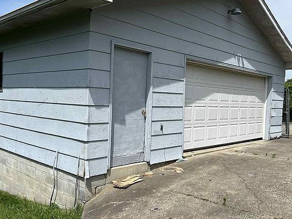 2nd image of 134 Breezeway Ct