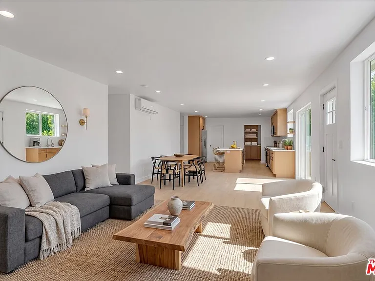 6913 Encino Ave #1/2 — Photo 1