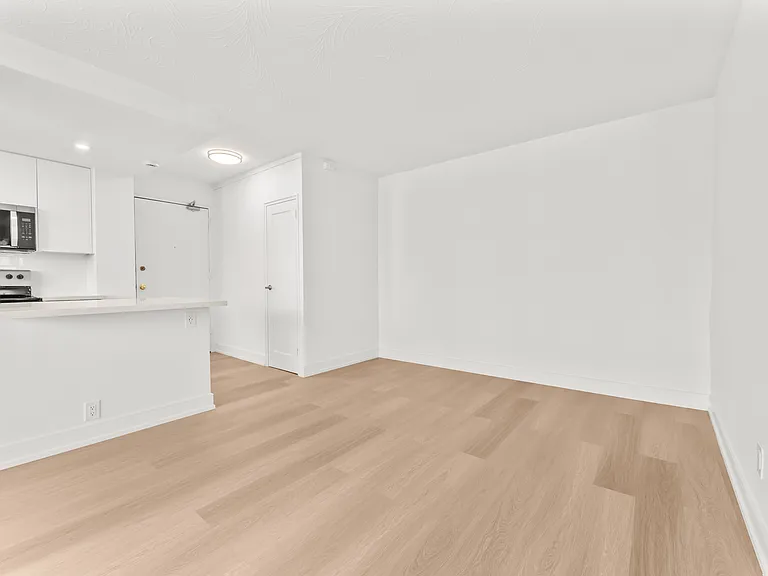 60 Tyndall Ave — Photo 31