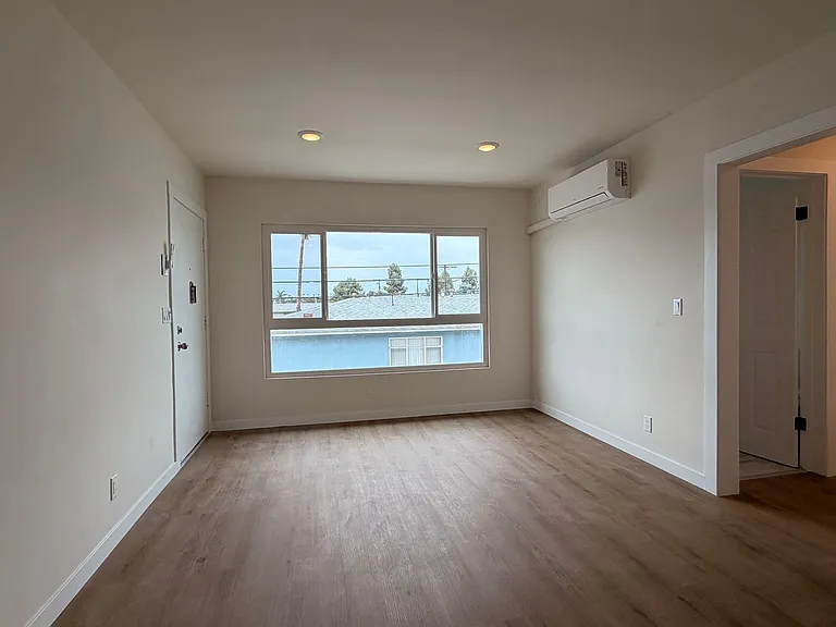 3950 S Hillcrest Dr — Photo 2