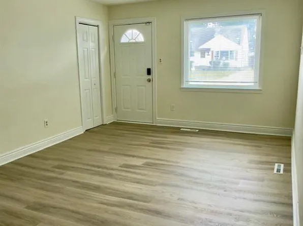 29814 Dover St, Garden City, MI 48135