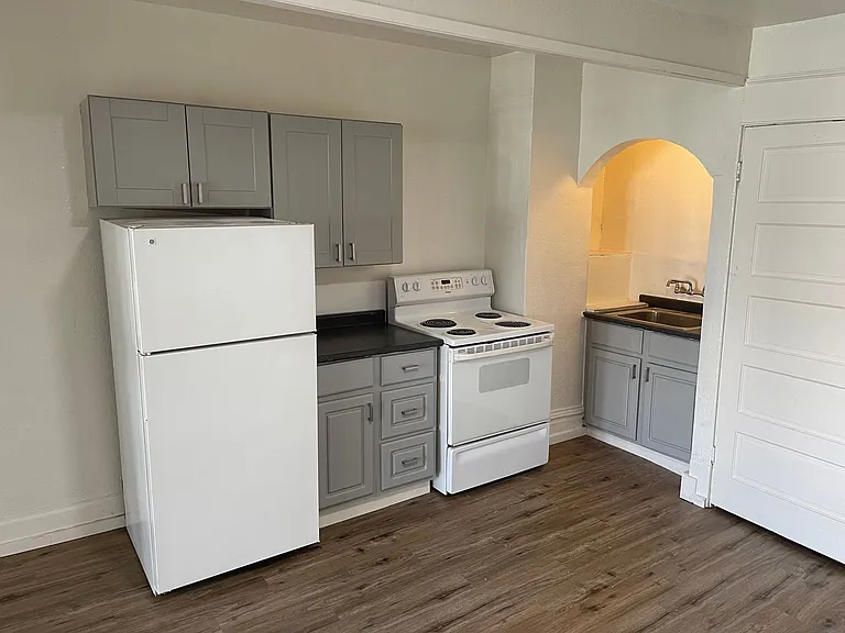 Adams Apartments — Photo 2