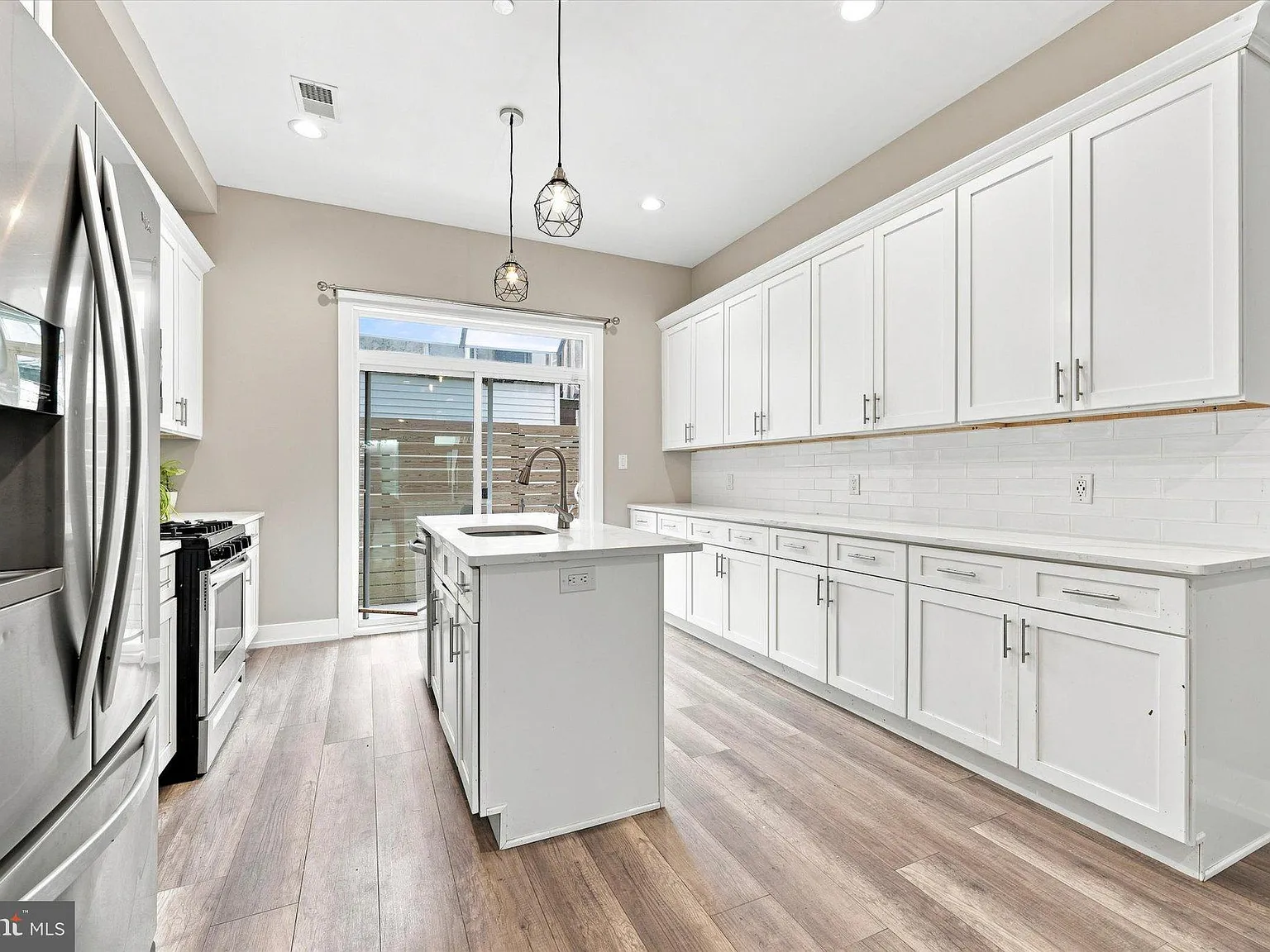 4 bed, 3.5 bath, 1906 sqft, $2,400 — Photo 4