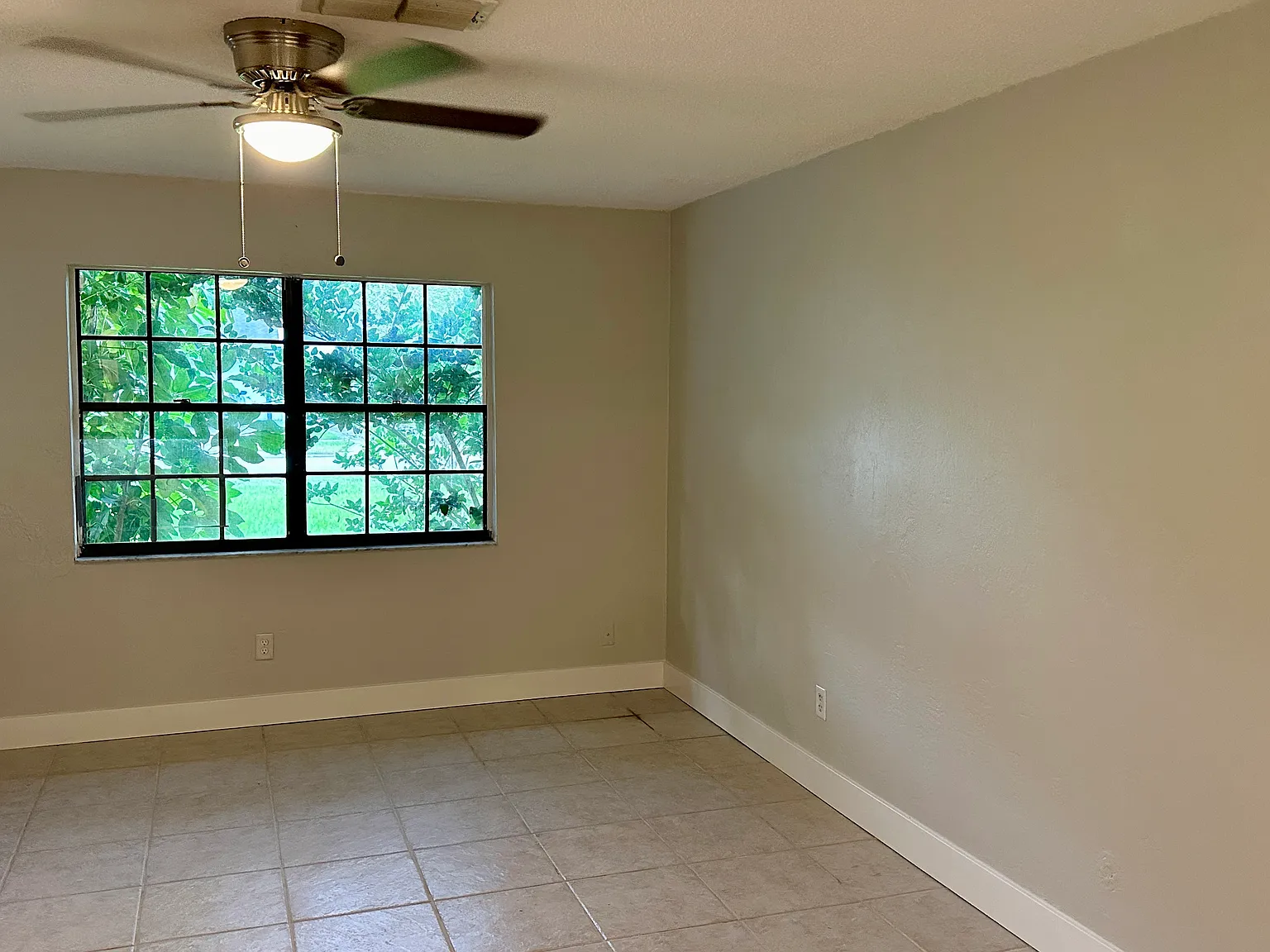 907 Royal Oak Ct — Photo 2
