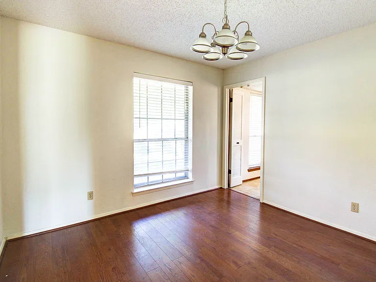 758 Brighton Ln — Photo 4