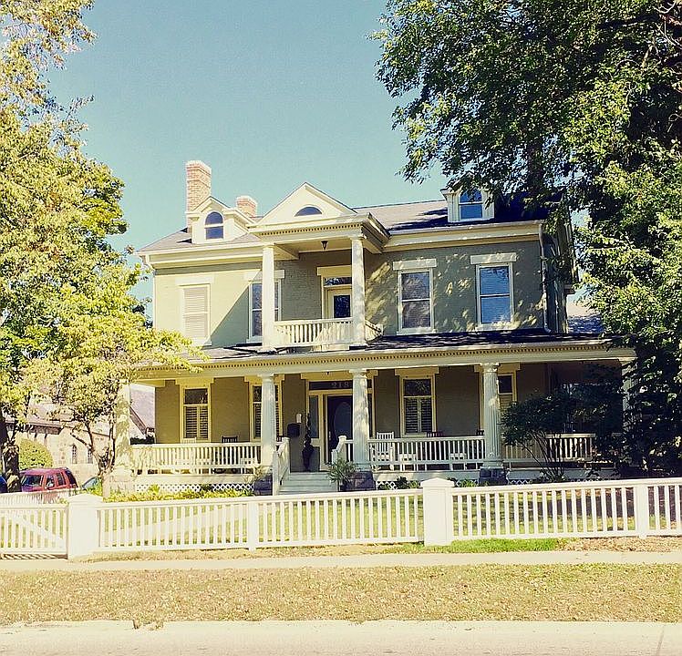 1st image of 218 N Division St