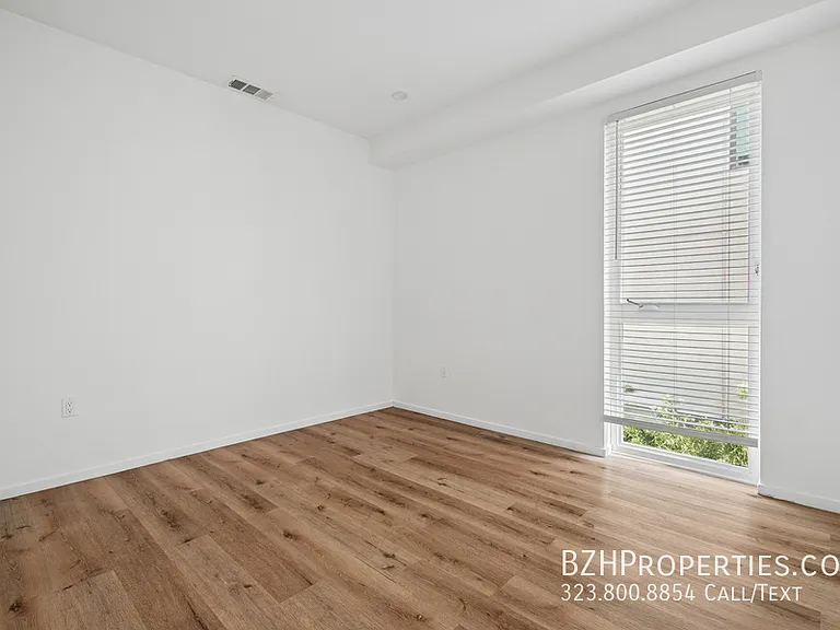 662 1/2 N Mariposa Ave — Photo 8