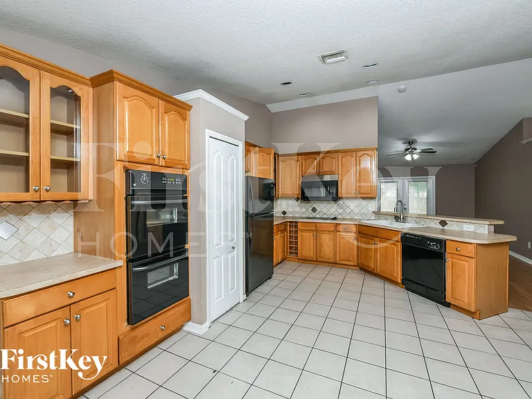 325 Crabtree Ave — Photo 6
