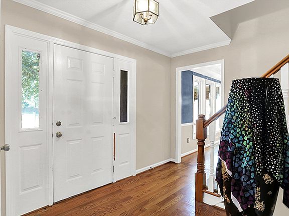 4th image of 305 Gloucester Ct
