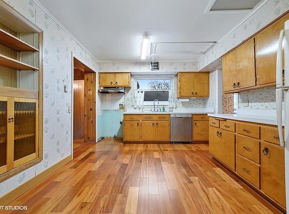 4th image of 5816 Howard Ave