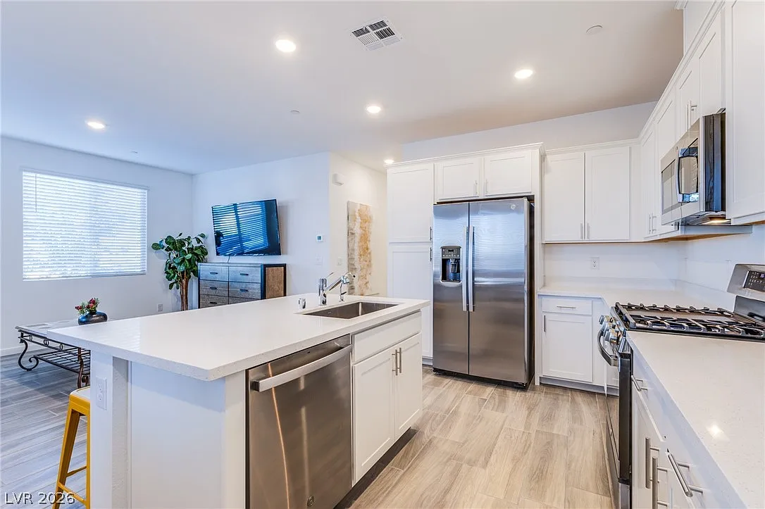 4 bed, 2.5 bath, 1936 sqft, $2,300 — Photo 1