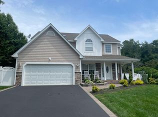 28 Long House Way, Commack, NY 11725