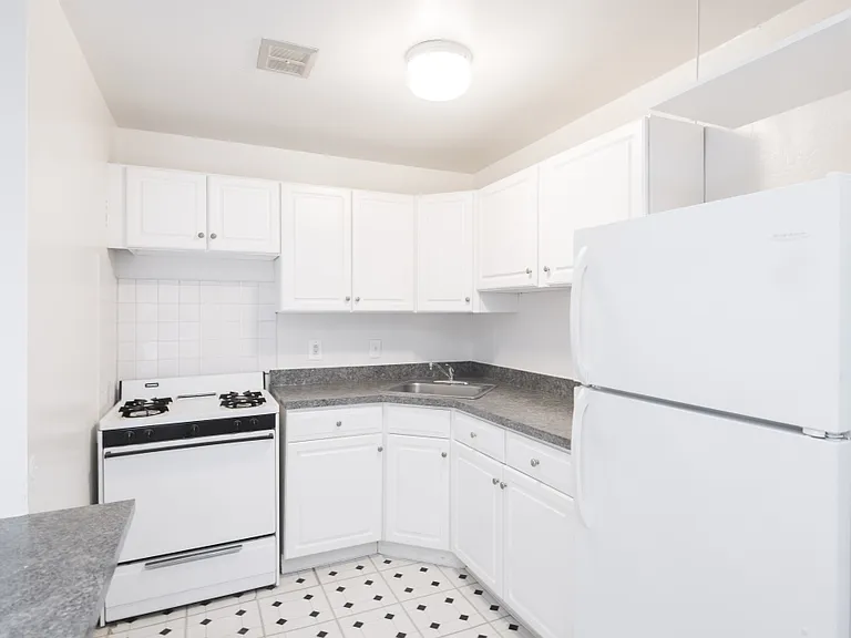 Midtown Apartments — Photo 2