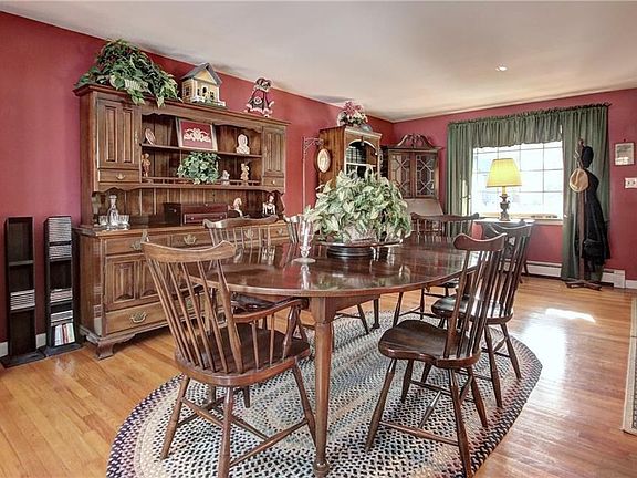 Large, front to back, sunfilled dining room!