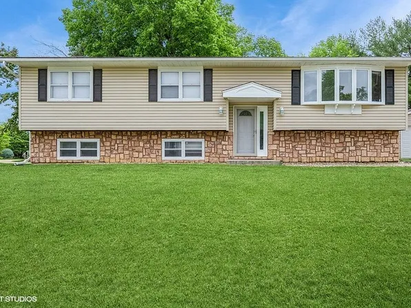 1754 Audubon Dr, Waterloo, IA 50701