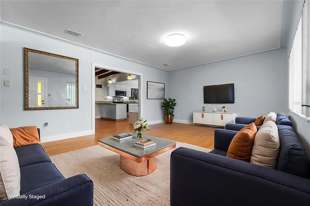 3 bed, 2.0 bath, 2944 sqft, $2,500 — Photo 3