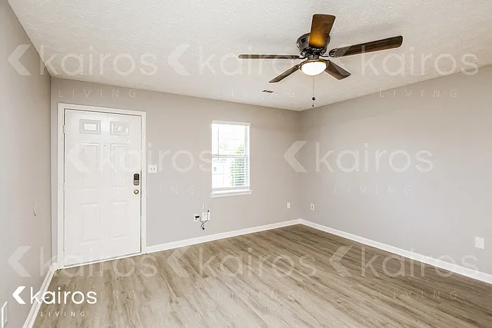 208 Deer Pkwy — Photo 2
