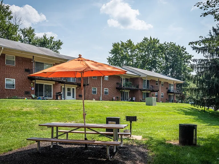 Spring Manor — Photo 18