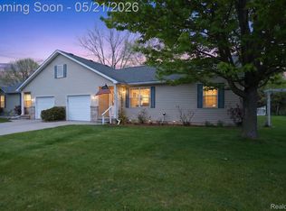 1607 Cedarwood Dr, Flushing, MI 48433