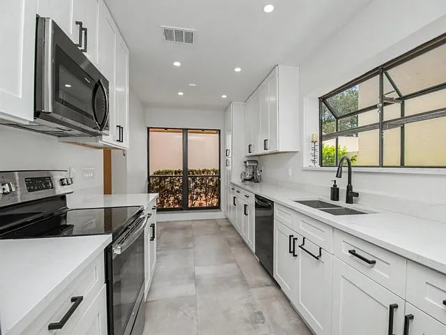 3 bed, 2.0 bath, $4,950 — Photo 3