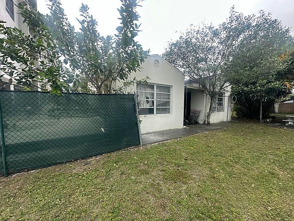 2nd image of 223 SE 4th Street #1-2