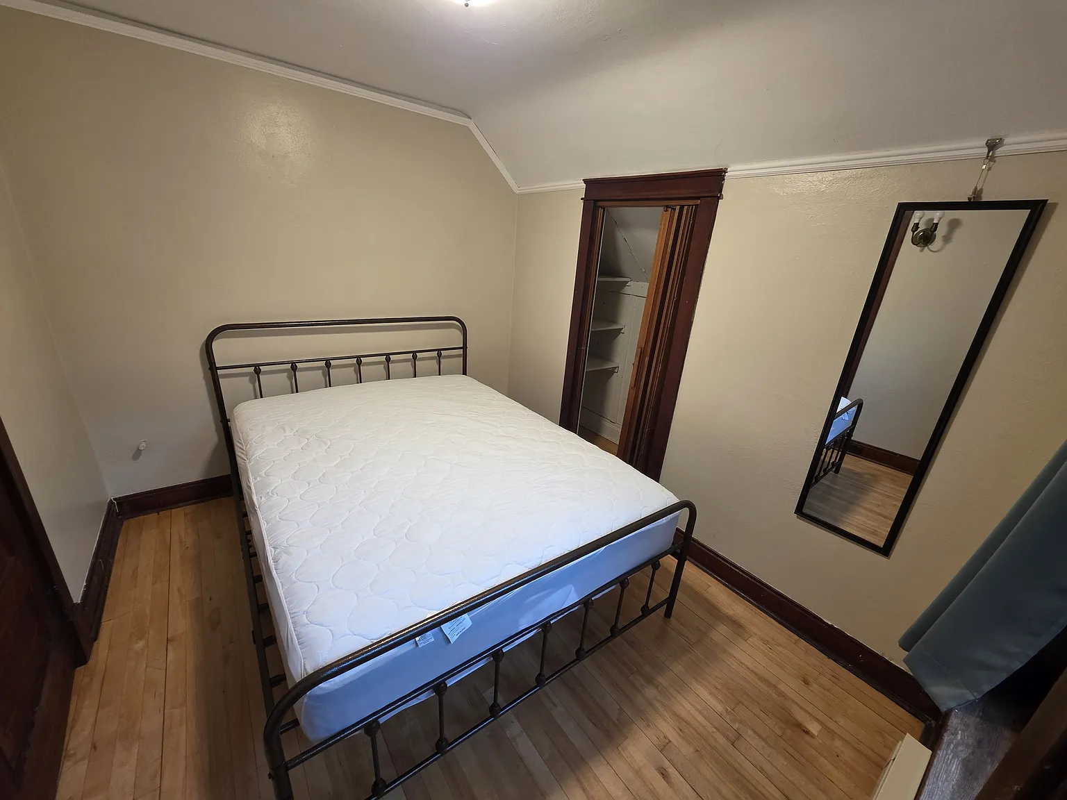 3 bed, 950 sqft, $1,300 — Photo 1