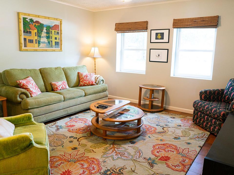 Living room with queen size sofa sleeper, HDTV and internet for entire home.