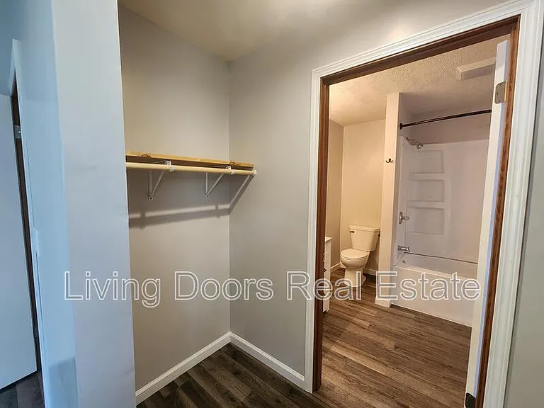 914 N 6th St — Photo 16