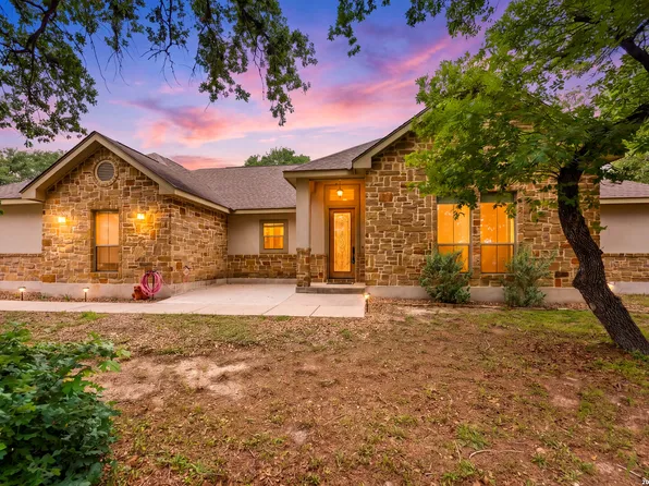 205 SENDERA XING, La Vernia, TX 78121