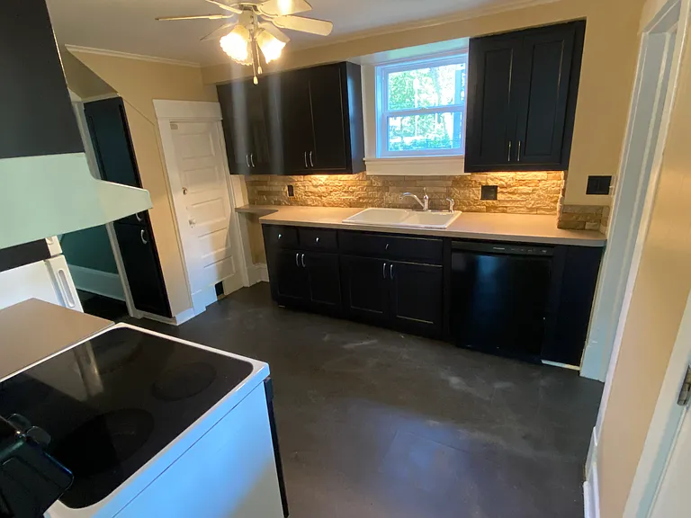 5945 Charlotte St — Photo 7