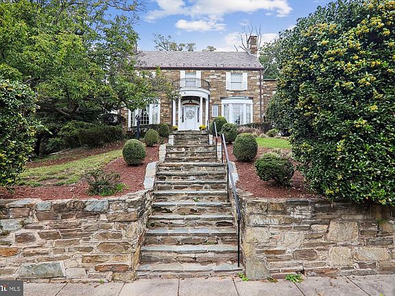 3rd image of 3195 Westover Dr SE