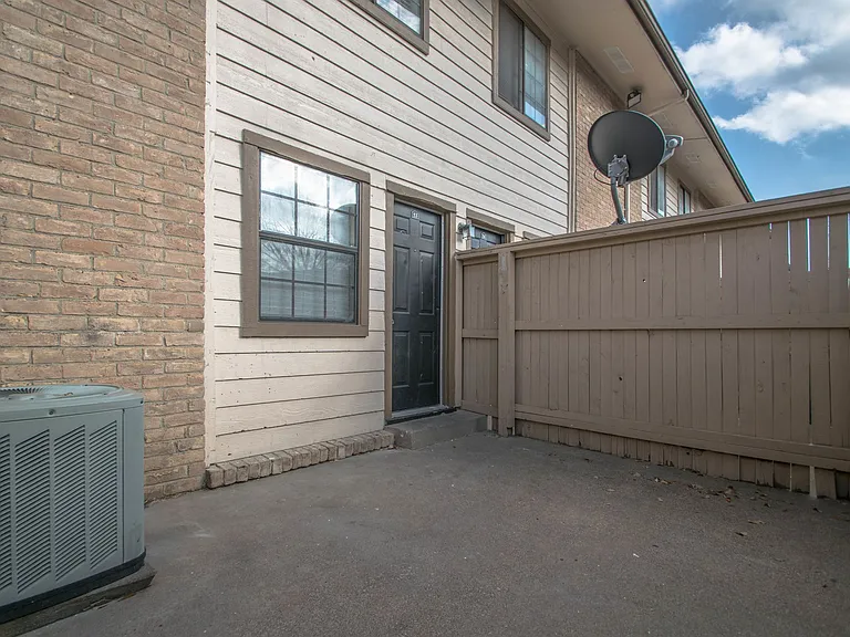 Huntington Townhomes — Photo 2