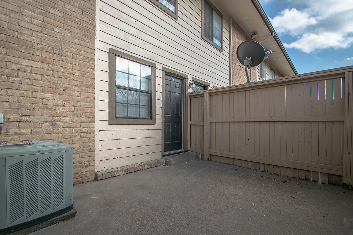 Building Photo - Huntington Townhomes