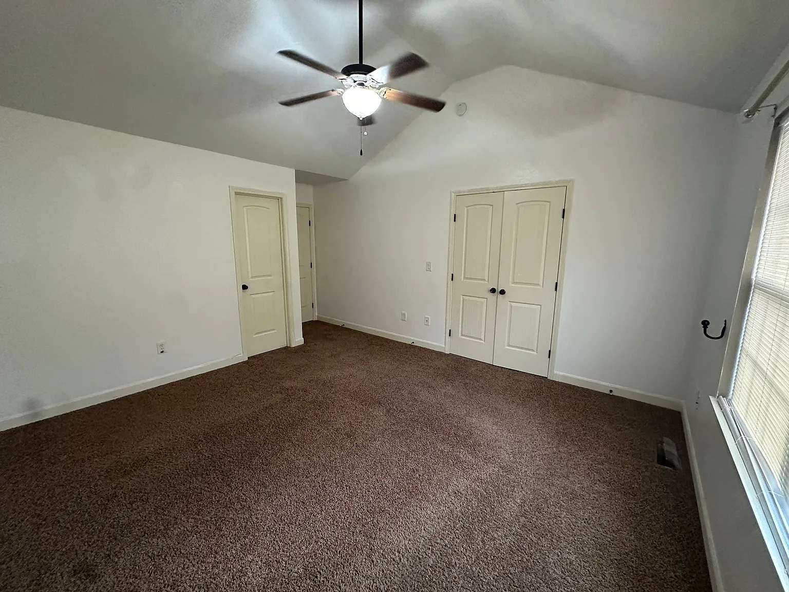 A beautiful 2 Bedroom 2.5 Bath Townhouse with 1-car garage in Oak Valley Estates — Photo 3