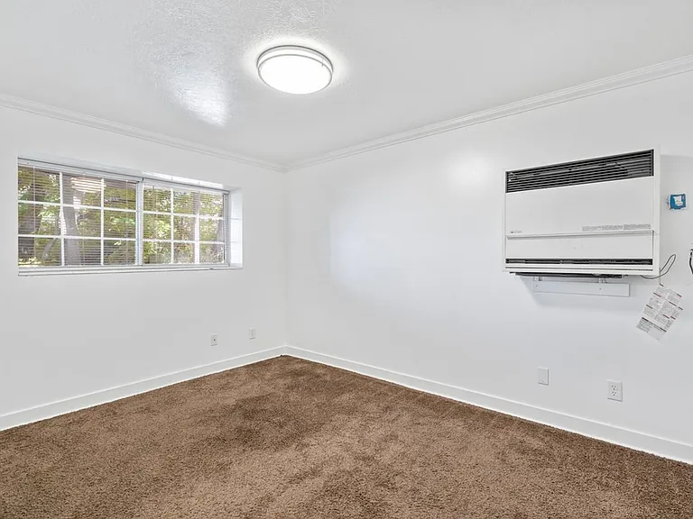 1076 Canyon Rd — Photo 13