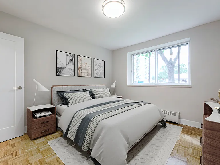 1285 Lakeshore Rd E — Photo 3