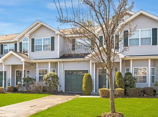 108 Willow Wood Dr, Oakdale, NY 11769