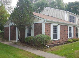 140 Bright Oaks Cir, Cary, IL 60013