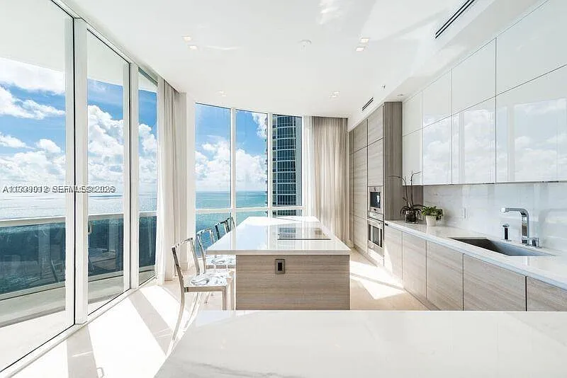 Tdr Tower I Condo — Photo 3