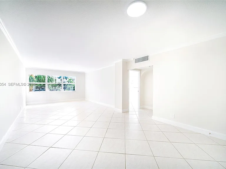2555 NE 11th St #310 — Photo 4
