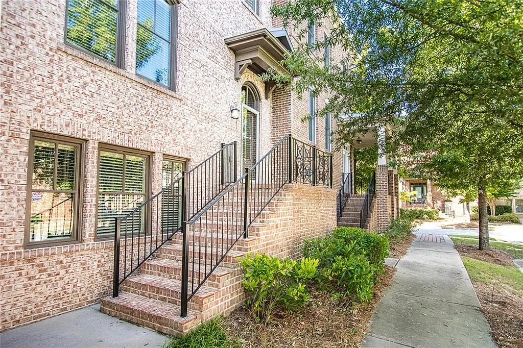 3 bed, 3.5 bath, 2300 sqft, $2,900 — Photo 3