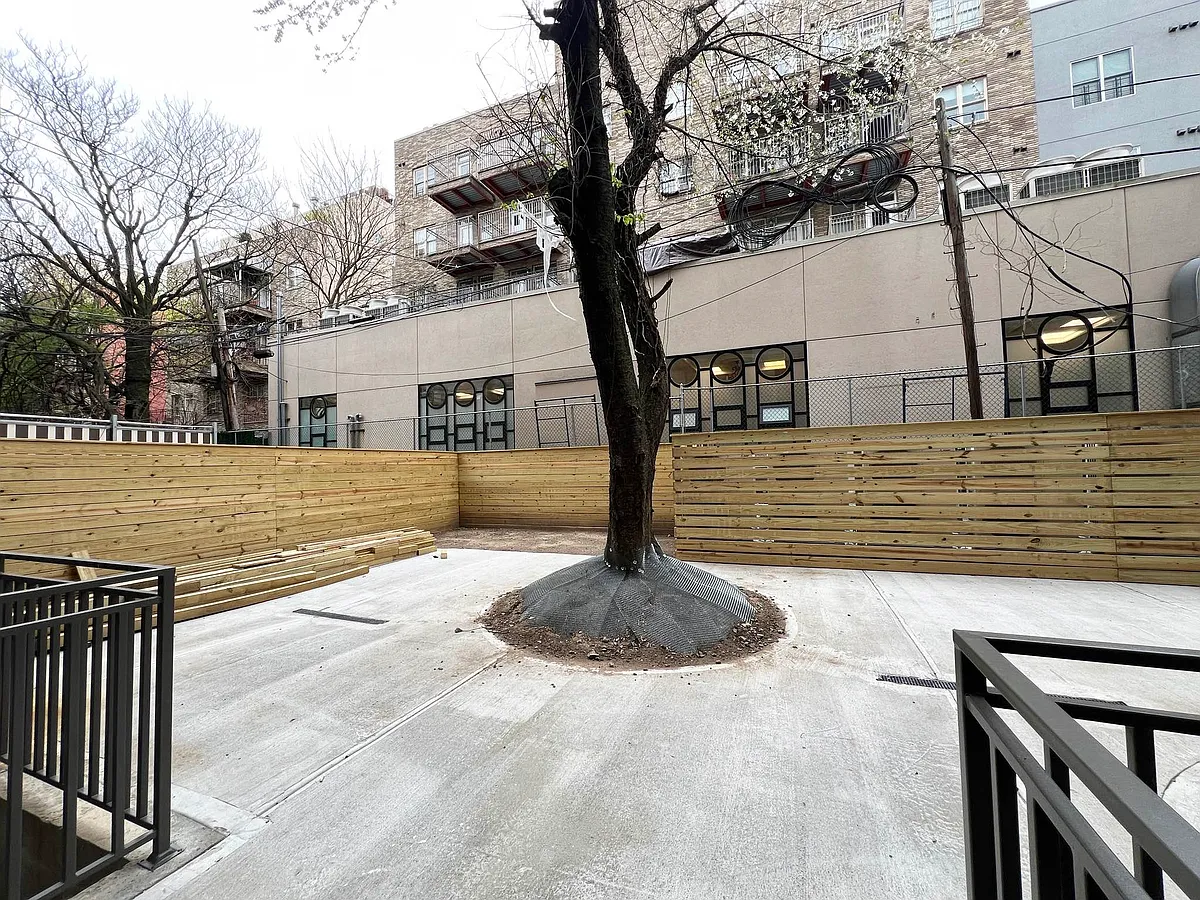 Building Photo - 952 Bedford Ave #1A